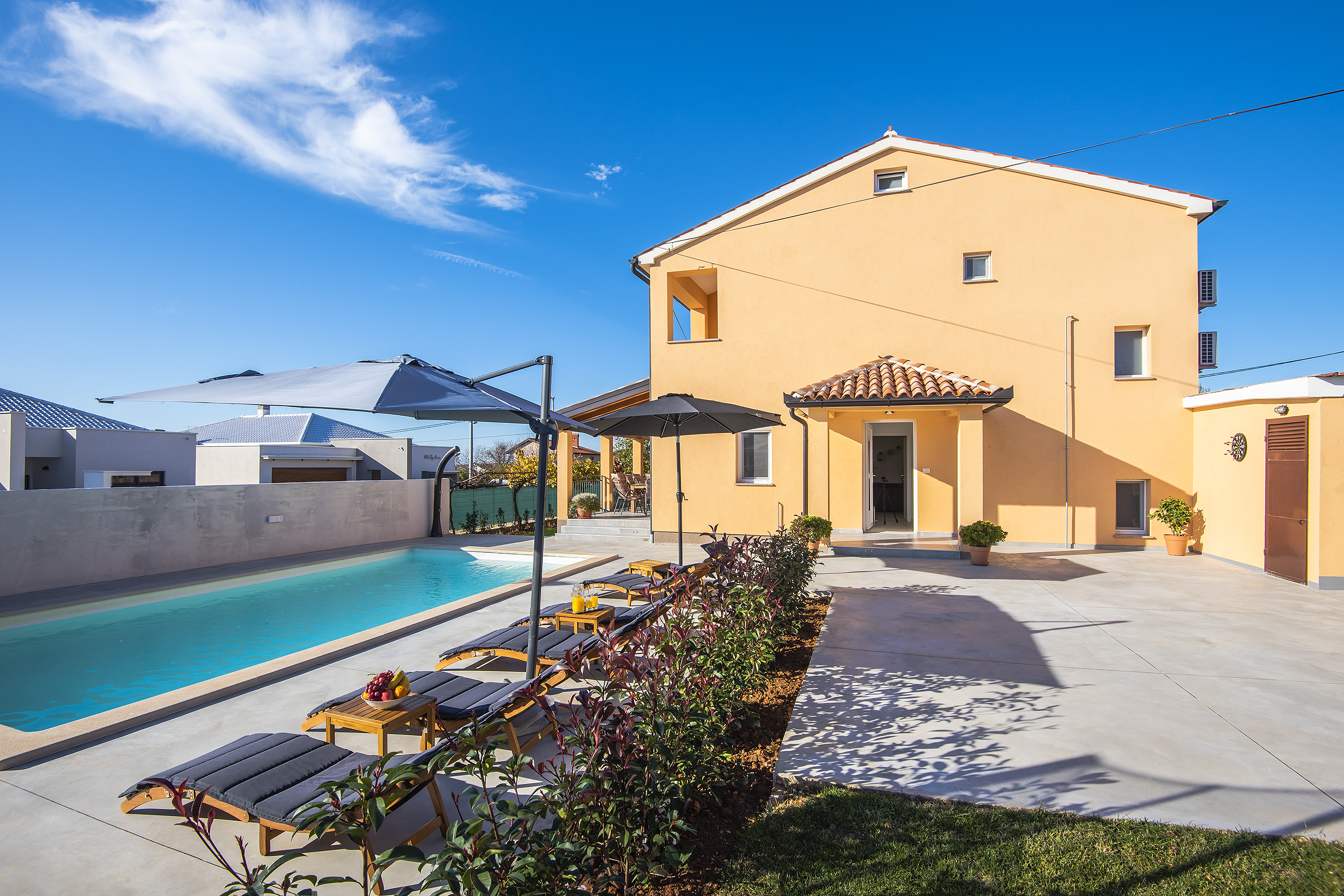 Beautiful villa for 10 people with children's playground, pool