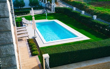 Schön eingerichtetes Haus bietet ein Apartment mit privatem Pool