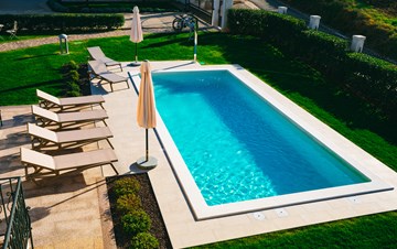 Schön eingerichtetes Haus bietet ein Apartment mit privatem Pool