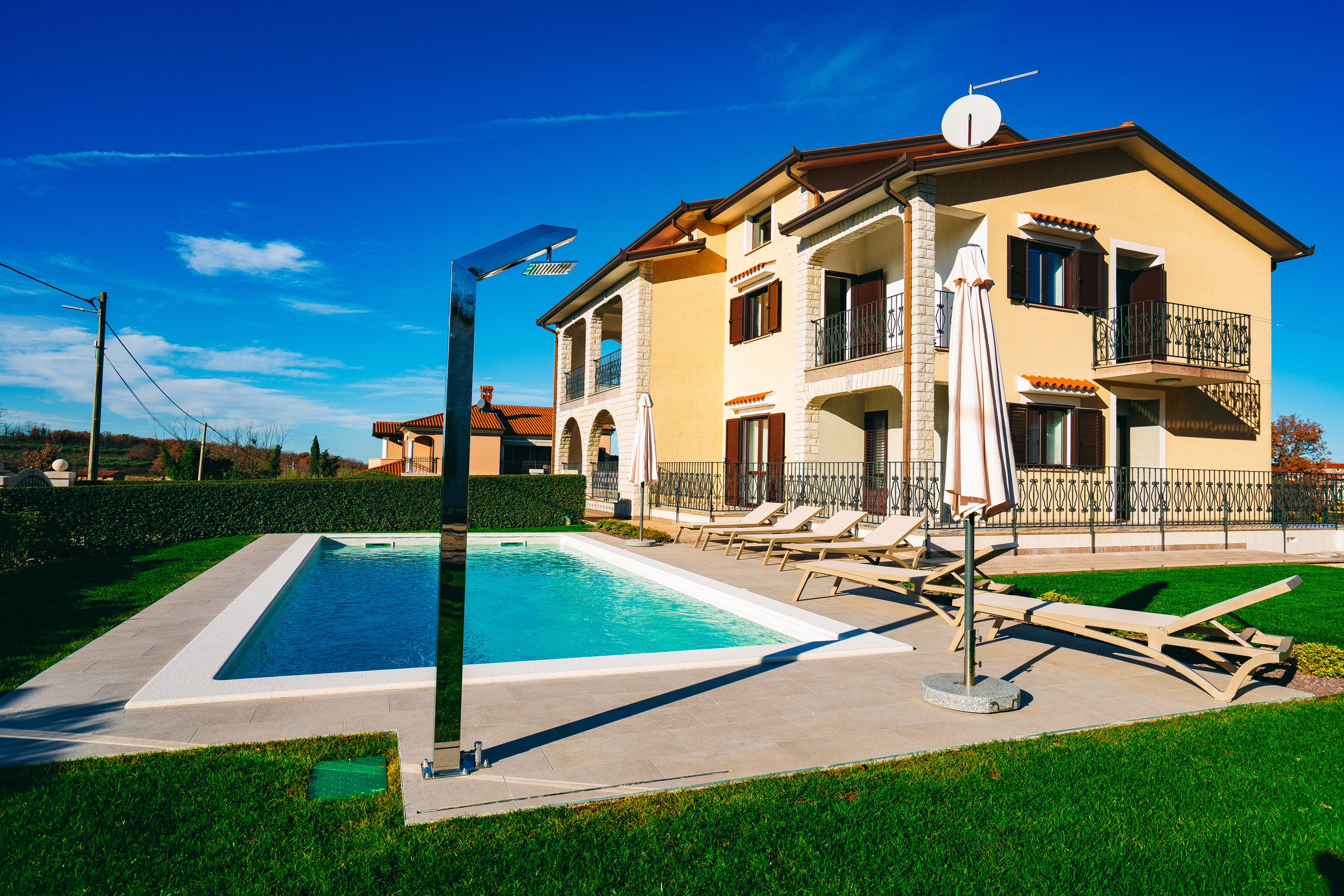 La casa ben arredata offre un appartamento con piscina privata