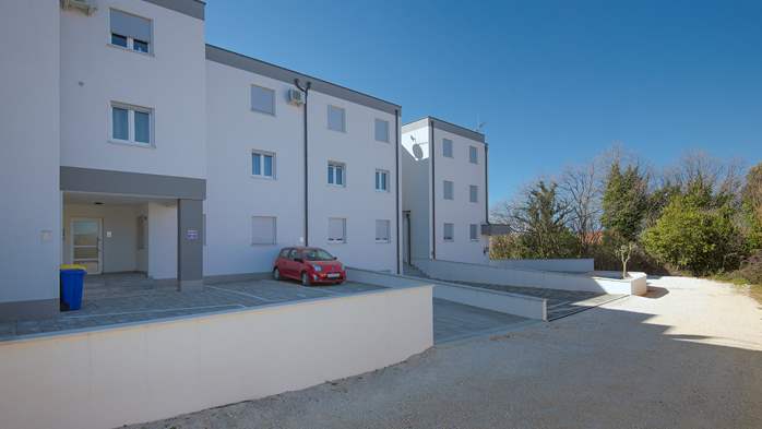 Moderna zgrada nudi smještaj u Medulinu s pogledom na more, 12