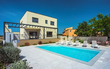 Beautiful Villa Helios in Pomer with private pool
