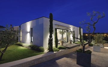 Moderne Villa in Pula mit privatem Pool