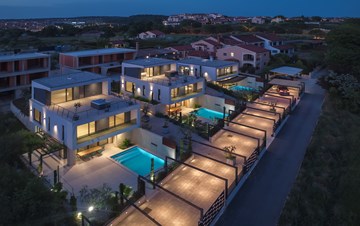 Villa moderna a Pola con piscina privata