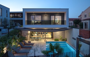 Villa moderna a Pola con piscina privata
