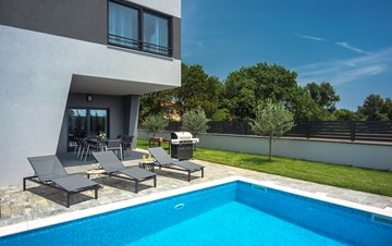 Villa moderna con piscina riscaldata non lontano da Pola