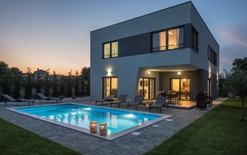 Modern villa with heated pool not far from Pula