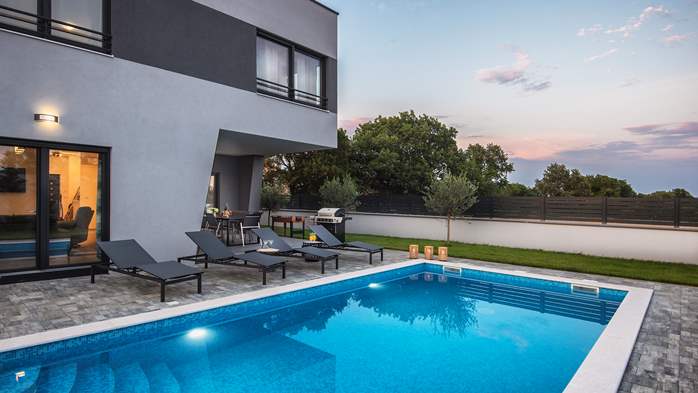 Modern villa with heated pool not far from Pula, 4