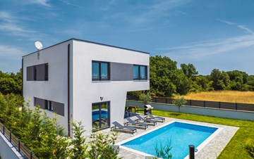 Modern villa with heated pool not far from Pula
