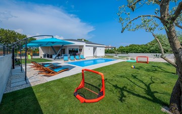 Villa s bazenom i mnoštvom sadržaja na mirnoj lokaciji za 9 osoba