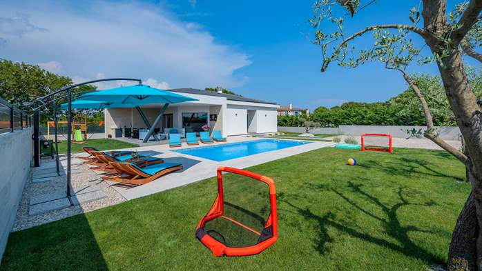 Villa con piscina e numerosi servizi in posizione tranquilla, 7