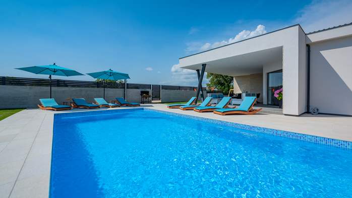 Villa with swimming pool and many amenities in a quiet location, 9