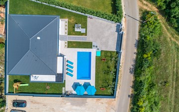 Villa con piscina e numerosi servizi in posizione tranquilla