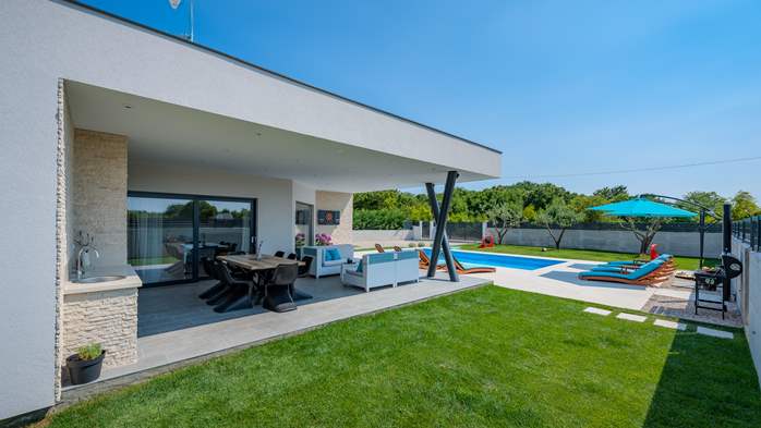 Villa with swimming pool and many amenities in a quiet location, 18