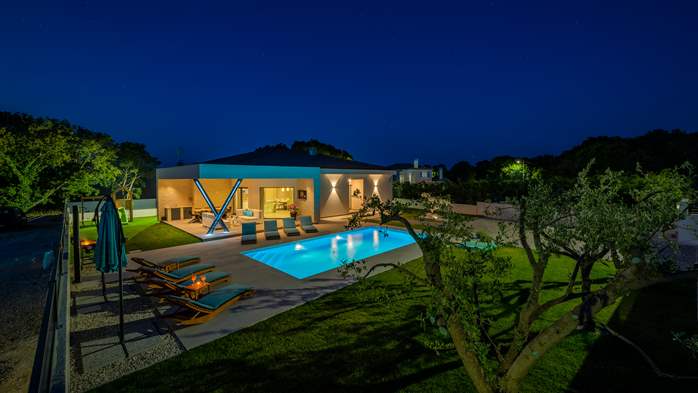 Villa with swimming pool and many amenities in a quiet location, 20