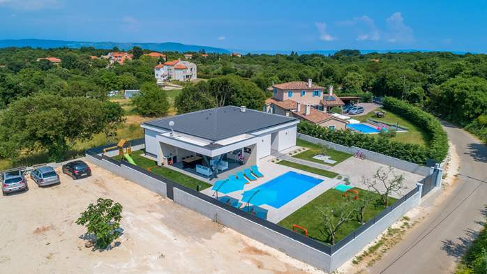 Villa with swimming pool and many amenities in a quiet location, 10