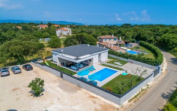 Villa with swimming pool and many amenities in a quiet location