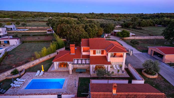 Villa with pool with 4 bedrooms in a quiet location, 6