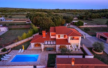 Villa with pool with 4 bedrooms in a quiet location