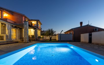 Villa con piscina con 4 camere da letto in posizione tranquilla