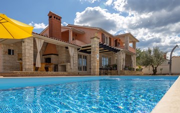 Villa mit Pool mit 4 Schlafzimmern in ruhiger Lage