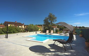Beautiful house in Stinjan for five persons, with the pool