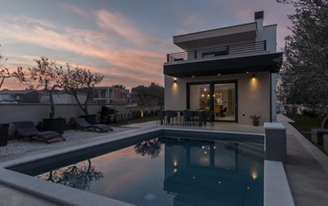 Nuova villa di lusso con piscina per 8 persone a Premantura