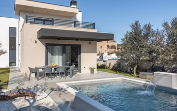 New luxury villa with pool for 8 people in Premantura