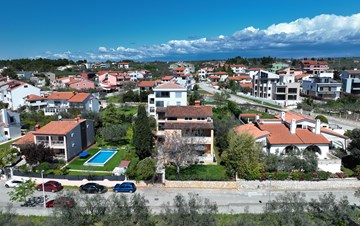 Building with apartments and lawn for rent in Fažana