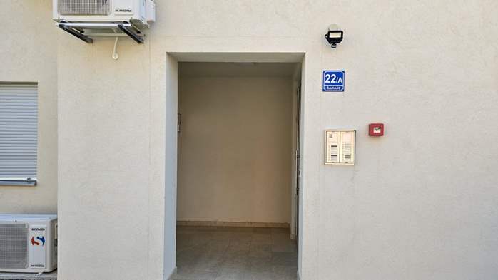 Newly built modern apartment in Medulin for 6 people, 17