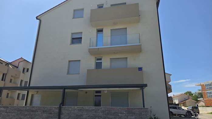 Newly built modern apartment in Medulin for 6 people, 13