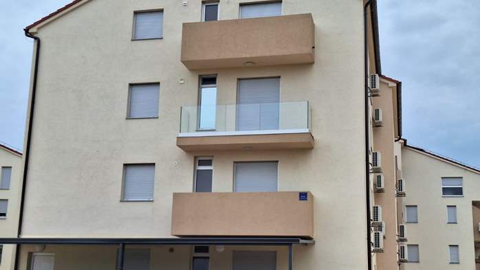 Newly built modern apartment in Medulin for 6 people, 14