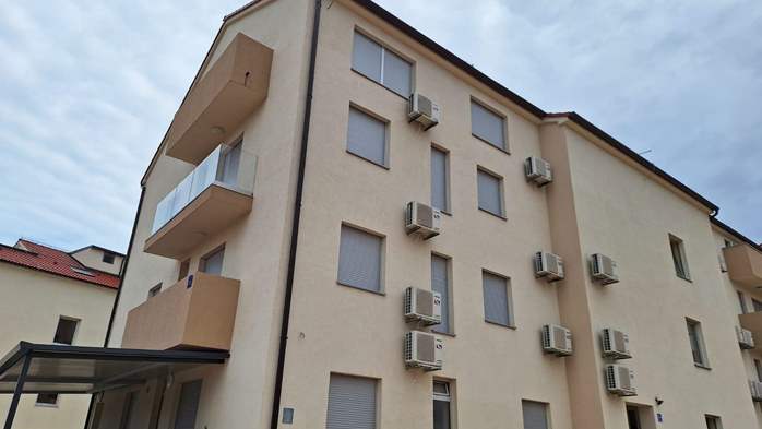 Newly built modern apartment in Medulin for 6 people, 15