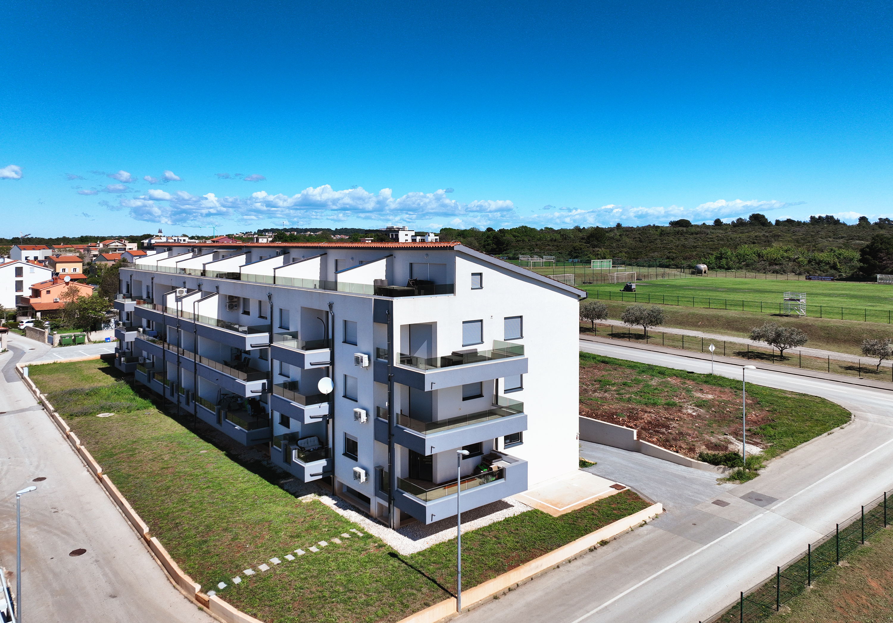 Moderna zgrada nudi smještaj nedaleko od plaže