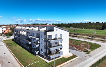 Un edificio moderno offre alloggio non lontano dalla spiaggia