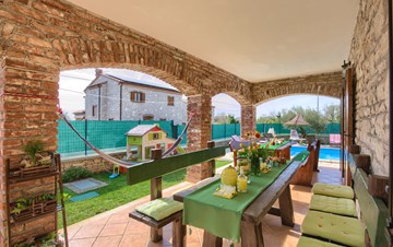 Villa tradizionale con piscina privata e parco giochi per bambini