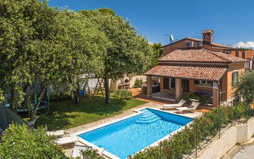 Villa in Medulin with heated pool, for 8 persons