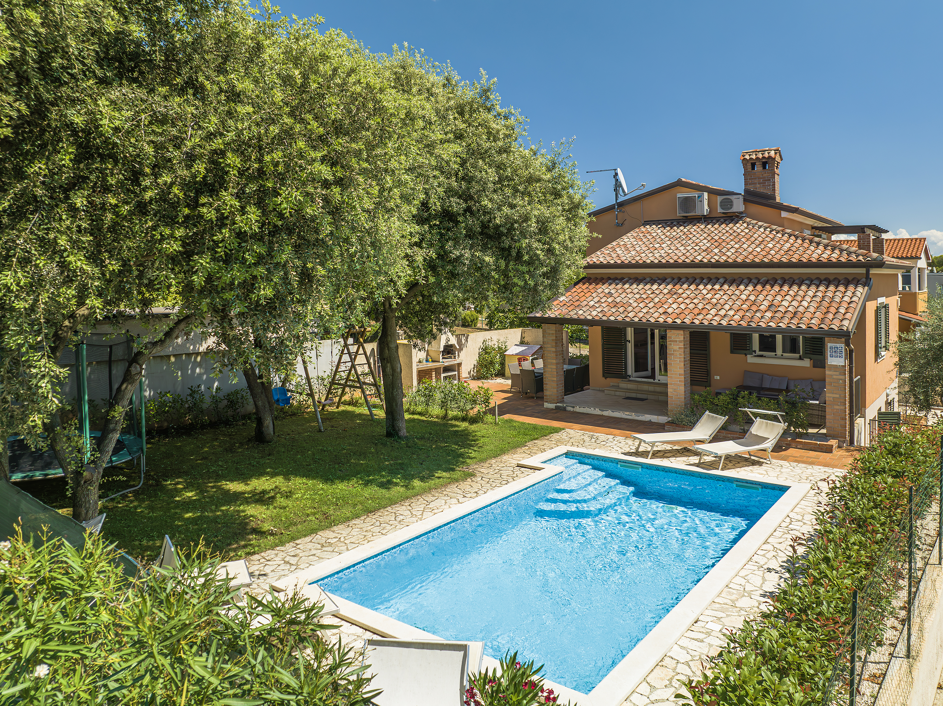 Villa in Medulin with heated pool, for 8 persons
