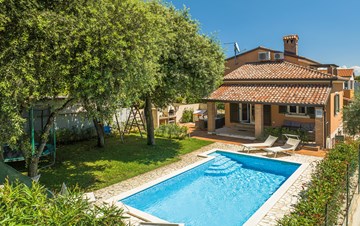Villa in Medulin with heated pool, for 8 persons