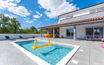 Eine perfekte Villa mit Pool in der Nähe von Savičenta