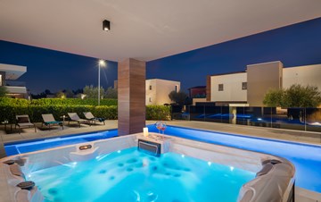 Luxuriöse Villa für 12 Personen, Pool und finnische Sauna