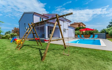 Villa Tea mit Schwimmbad und Spielplatz für Kinder