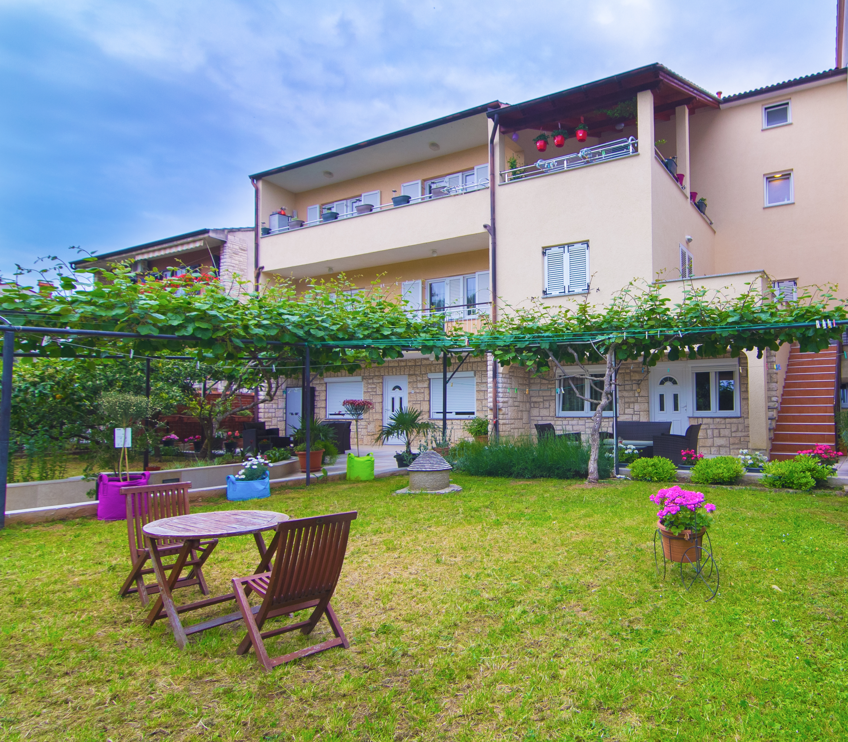 Beautiful house in Pula with modern apartments