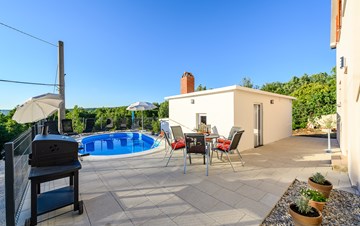 Appartamento familiare con piscina privata e barbecue