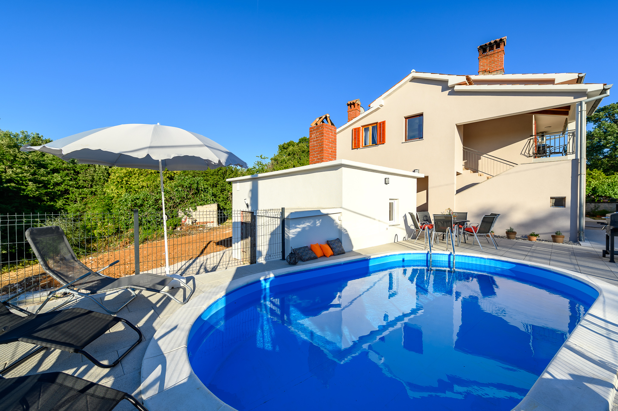 Family apartment with private pool and barbecue