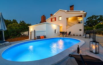 Family apartment with private pool and barbecue