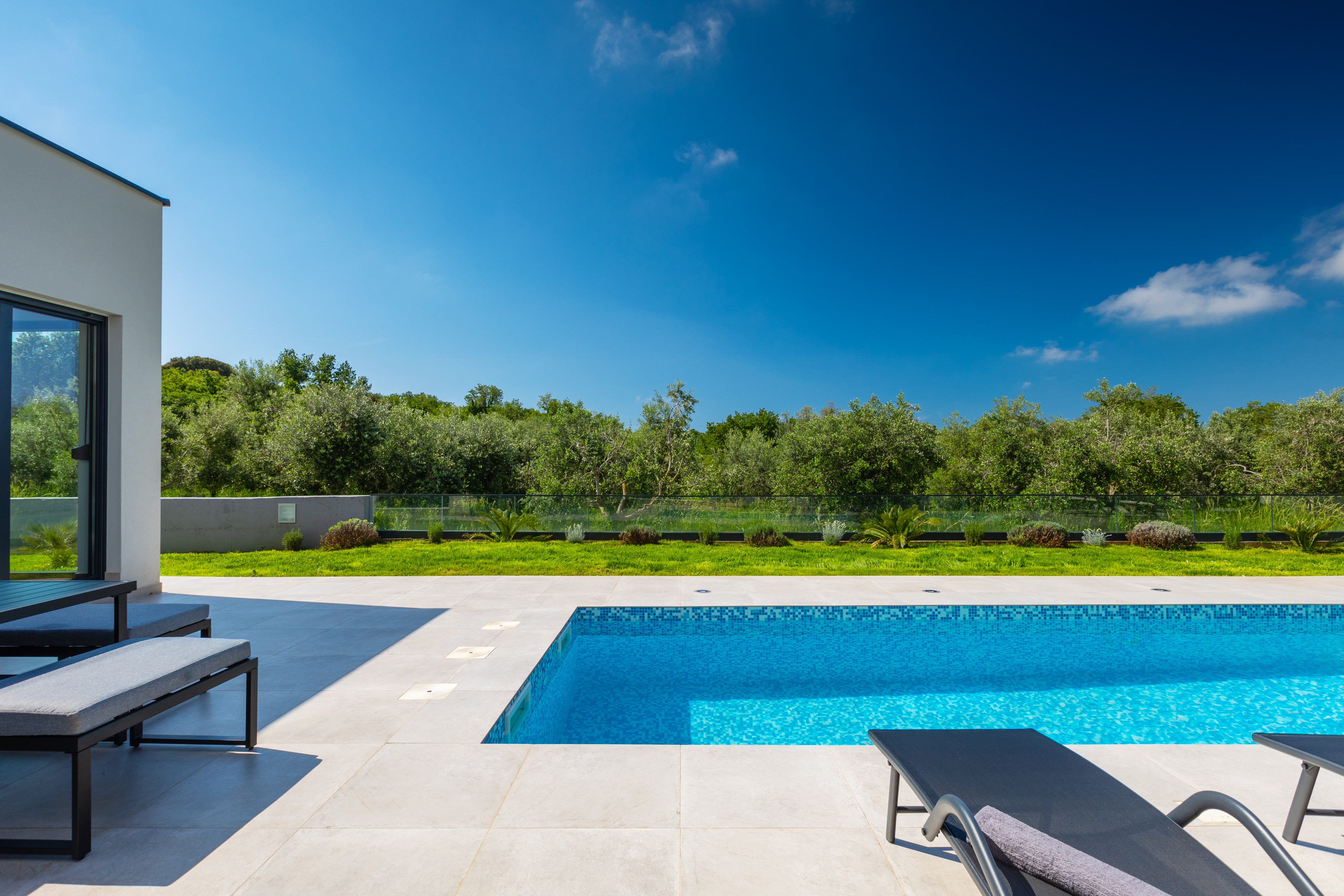 Das moderne Vila Vivre besteht aus 8 Zimmern mit privatem Pool