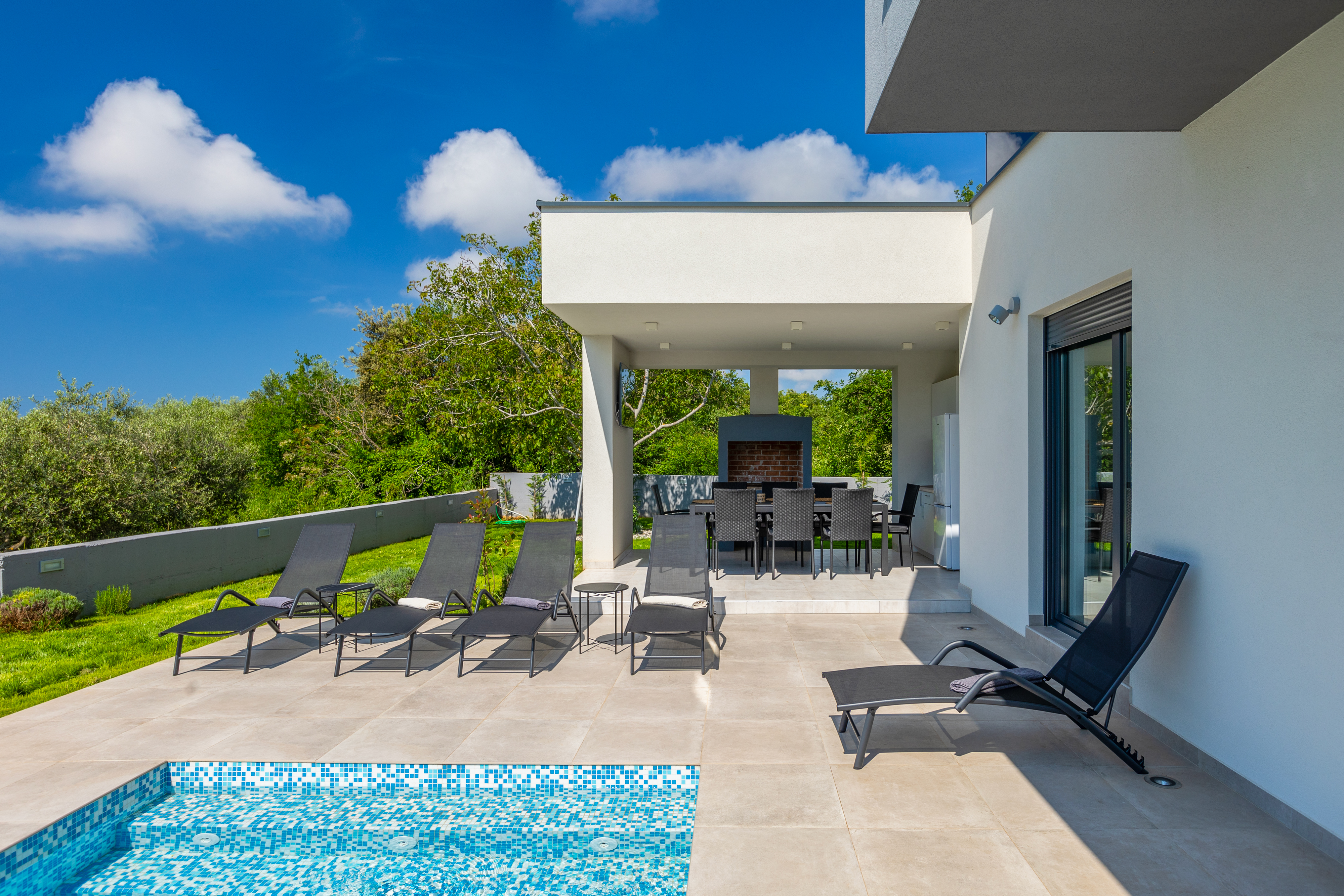 Das moderne Vila Vivre besteht aus 8 Zimmern mit privatem Pool