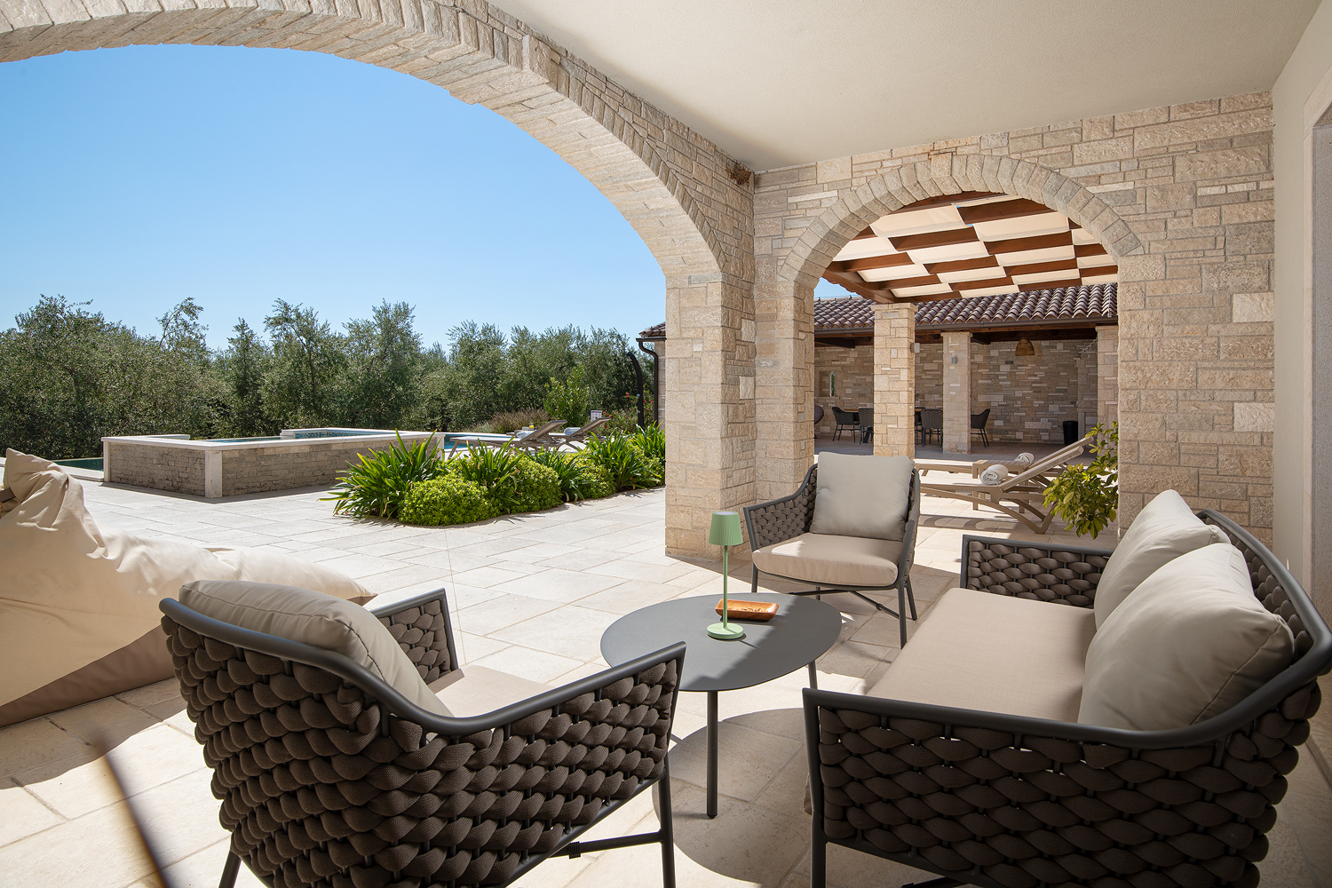 Eine Steinvilla mit Swimmingpool und Olivenhain