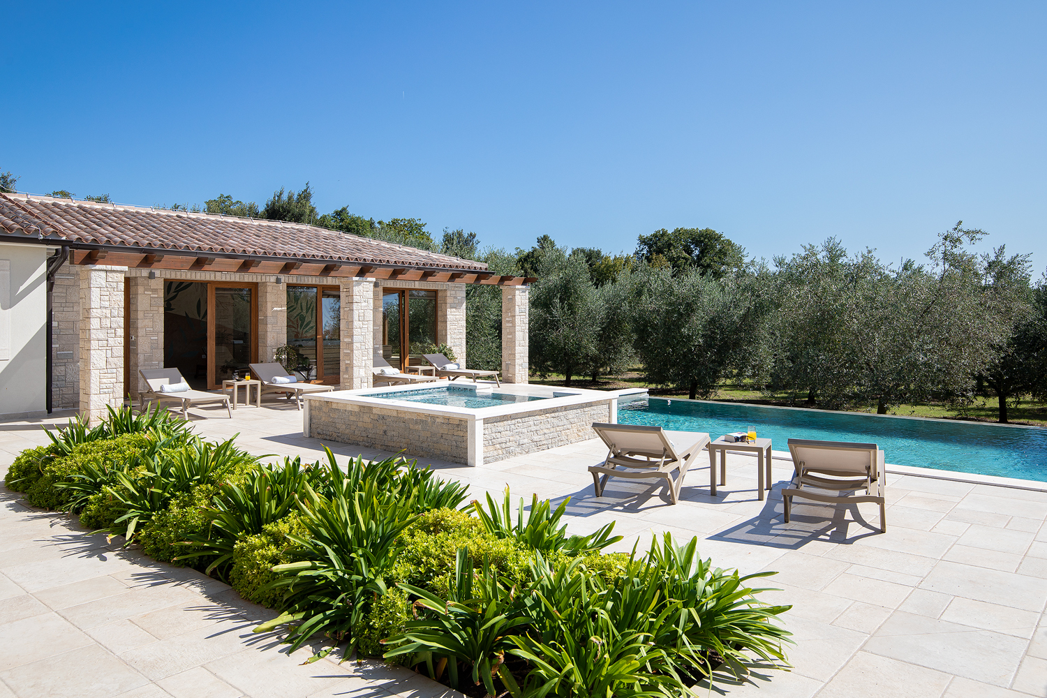 Eine Steinvilla mit Swimmingpool und Olivenhain